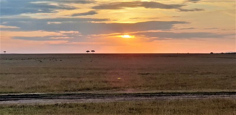 zonsondergang boven de savanne in kenia.