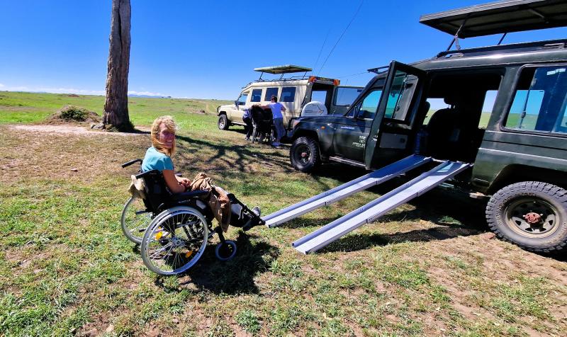 rolstoel op de savanne
